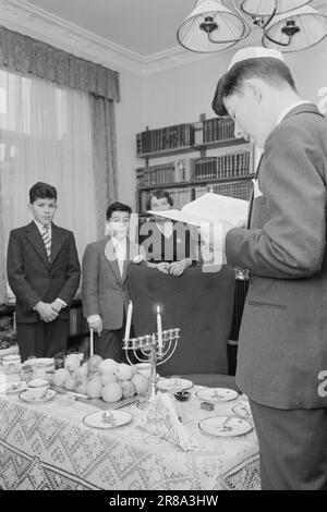 Corrente 52-1-1960: Chanukka dura fino a Pasqua ci sono persone in questo paese anche che non celebrare il Natale, non decorare alberi di Natale e non cantare caroli. E' abbastanza funeraria, sono i membri della comunità religiosa dei mosaici in Norvegia, il popolo di Gesù, gli ebrei. In cambio, celebrano altre feste religiose con almeno altrettanto festa. Foto: Sverre A. Børretzen / Aktuell / NTB ***FOTO NON ELABORATA*** Foto Stock