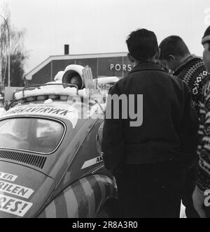 Attuale 53-11-1960: Chi vuole una macchina libera? La fortunata finger car continua il suo viaggio nel Telemark rivestito d'inverno. Se avete la destra thumbprint potete vincere un automobile. Foto: Sverre A. Børretzen / Arnfinn B. Storkaas / Aktuell / NTB ***FOTO NON ELABORATA*** Foto Stock