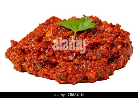 Peperoncino piccante salsa harissa isolato su sfondo bianco. pasta di peperoncino rosso o jadjika. Primo piano Foto Stock