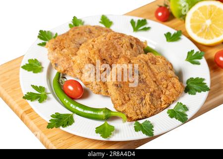 Polpette fritte isolate su sfondo bianco. Prelibatezze della cucina ottomana. Polpette di carne macinata, cipolla, riso, uova, olio, pepe nero e sal Foto Stock