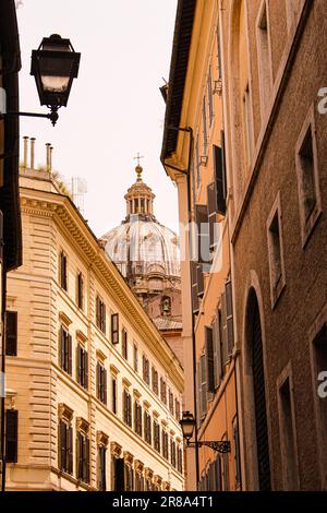 Bellezza sacra: Eleganza senza tempo di una chiesa storica di Roma, dove storia e spiritualità convergono in un'architettura mozzafiato. Foto Stock