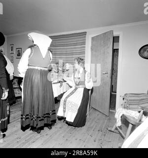 Corrente 33-2-1960: Processione nuziale in Hardanger. Synnøve Hauge e Samson Bjørke si sposarono nella chiesa di Vikøy in buona moda. Foto: Ivar Aaserud / Aktuell / NTB ***Foto non elaborata*** Foto Stock