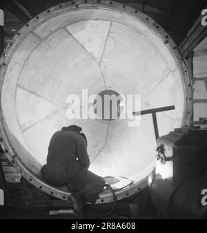 Attuale 14-1949: Fabbrica di Sjøbuss [foto 0020]gli autobus di Landeveien sono diventati immensamente popolari perché soddisfano una parte importante delle attuali esigenze di trasporto in modo economico e veloce. Ma il canale ha anche i suoi autobus. Non era che molti anni fa che 'bus del mare 'era un nuovo e sconosciuto termine, una combinazione divertente delle parole, la gente ha pensato. Oggi, un certo numero di autobus marittimi si ardesia avanti e indietro lungo la costa, e la gente alle fermate lungo il canale non può più pensare di fare senza questo dispositivo. Gli autobus marittimi sono costruiti a Glommens MEK. Workshop a Kråkerøy al di fuori di Fredrikstad. Foto: Foto Stock