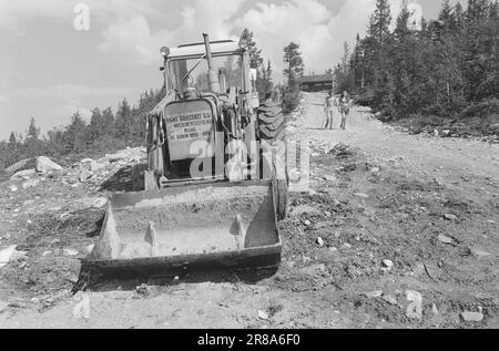 Corrente 28 - 3 - 1974: Vacanza in cabina in una nuova viaEven in Norvegia, non abbiamo spazio per un numero illimitato di cabine e case di vacanza nella nostra natura spaziosa se ci sono per rimanere zone intatte. Dobbiamo riunire più persone per ogni cabina e raccoglierle in villaggi con un buon smaltimento dei rifiuti e delle acque reflue, come è stato fatto a Gausta Fjellgrend. A Gausta Fjellgrende, 48 proprietari cooperativi possiedono otto cabine confortevoli e attraenti. Foto: Sverre A. Børretzen / Aktuell / NTB ***FOTO NON ELABORATA*** Foto Stock