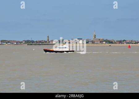 Lancio del sondaggio sui fiumi Orwell e Stour estuario con 'Faro alto' e la chiesa di San Nicola 'ad Harwich dietro, visto da Felixstowe, Suffolk Foto Stock