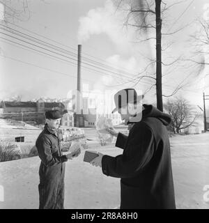 Effettivo 56-7-1960: Tuta o tute bonus di Natale sono diventati luogo comune a molte aziende. Ma non tutti i manager aziendali sono stati fortunati con la distribuzione. In molti luoghi di lavoro, la questione della gratiale o non è dipesa dal problema: Tuta o tute. Il lavoratore riceve NOK 250 come bonus di Natale. Questo collega è stato nel servizio dell'azienda per più di 20 anni. Quando l'imposta viene dedotta, sarà inferiore a 10 NOK. all'anno! Il funzionario riceve NOK 800. La differenza tra un operaio del collare bianco e un operaio oggi è soltanto questa: Un operaio del collare bianco è pagato mensilmente, Foto Stock