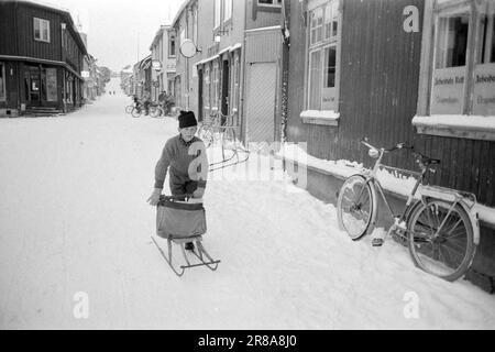 Corrente 51-1-1960: Rispecchiano il giorno e la notte in Røros.Report sul giornale Røros 'Arbeidets Rett'. Foto: Sverre A. Børretzen / Aktuell / NTB ***FOTO NON ELABORATA*** Foto Stock