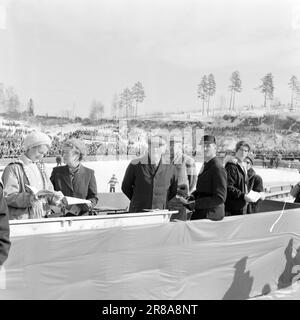 Attuale 15-3-1960: Abbiamo vinto e abbiamo vinto... I jumper hanno raccolto i record del pubblico e gli sciatori di fondo hanno fatto la storia dello sci. Foto: Sverre A. Børretzen / Aage Storløkken / Aktuell / NTB ***FOTO NON ELABORATA*** Foto Stock