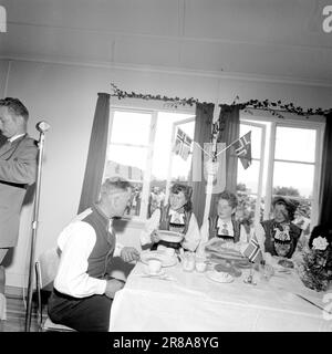 Corrente 33-2-1960: Processione nuziale in Hardanger. Synnøve Hauge e Samson Bjørke si sposarono nella chiesa di Vikøy in buona moda. Foto: Ivar Aaserud / Aktuell / NTB ***Foto non elaborata*** Foto Stock