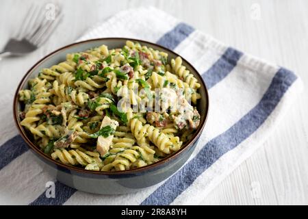 Spinaci di pollo fatti in casa Alfredo Rotini Pasta in una ciotola, vista laterale. Foto Stock