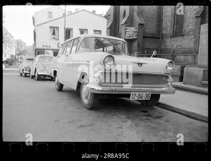 Attuale 41-1-1960: La sfilata di auto attualmente presenta le auto in quattro fasce di prezzo: Sotto NOK 15.000 NOK 15.000 – NOK 18.000 NOK 18.000 – 24.000 oltre NOK 24.000 Foto: Aktuell / NTB ***FOTO NON ELABORATA*** Foto Stock