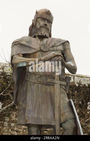 Inghilterra, Dorset, Shaftesbury, Shaftesbury Abbey, Abbey Museum, Statua metallica del re Alfred di Andrew Dumont Foto Stock