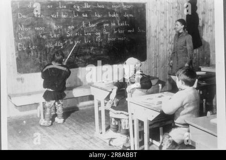 Corrente 3-1950: Bambini naturali in straitjacks.Karasjok. I bambini di scuola a Karasjok in una scuola superiore. John Anders Anti non è grande, ma legge tutto come un collega. L'insegnante, Anna Merk, ha tutte le ragioni per essere orgogliosa quando ora è così sbagliato che i bambini imparino una lingua straniera mentre acquisiscono l'arte della lettura. Miss Merk è fluente in Sami, così lei personalmente ha le migliori qualifiche per mostrare ai bambini la strada per l'albero della conoscenza. Ma il linguaggio difficile e il mondo immaginario alieno rendono la strada estremamente pungente: Che cosa pensi che il Sami c Foto Stock