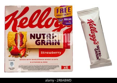 Scatola di barrette Kelloggs Nutri-Grain Flavor di fragola con una rimossa isolata su sfondo bianco Foto Stock