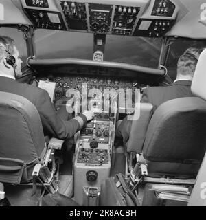 Attuale 1-5-1960: Voliamo - e l'attesa Di Un volo da Oslo a Bergen ha preso 4 1/2 ore. Abbiamo aspettato e bused via oltre 3! Foto: Ivar Aaserud / Aktuell / NTB ***FOTO NON ELABORATA*** Foto Stock