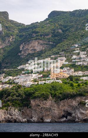 Vista offshore della costiera amalfitana nei pressi della città di Amalfi, Salerno, Campanis, Italia Foto Stock