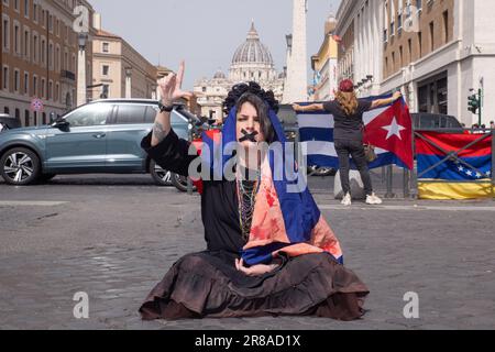 Roma, Italia. 20th giugno, 2023. Un gruppo di attivisti cubani protesta nei pressi della Città del Vaticano contro la visita del Presidente della Repubblica di Cuba Miguel DÃ-az-Canel BermÃºdez in Vaticano. (Credit Image: © Matteo Nardone/Pacific Press via ZUMA Press Wire) SOLO PER USO EDITORIALE! Non per USO commerciale! Foto Stock