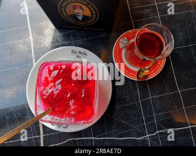 Budino al latte di fragole e tè turco al negozio Hafiz Mustafa 1864 in via Istiklal a Istanbul, Turchia Foto Stock