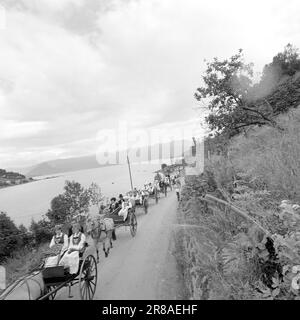 Corrente 33-2-1960: Processione nuziale in Hardanger. Synnøve Hauge e Samson Bjørke si sposarono nella chiesa di Vikøy in buona moda. Foto: Ivar Aaserud / Aktuell / NTB ***Foto non elaborata*** Foto Stock