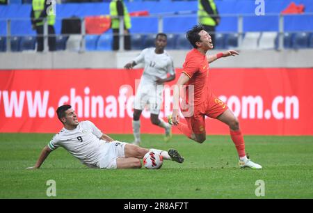 Dalian, provincia cinese di Liaoning. 20th giugno, 2023. Gao Zhunyi (R) della Cina compete durante una partita internazionale di calcio amichevole tra Cina e Palestina a Dalian, provincia di Liaoning della Cina nord-orientale, il 20 giugno 2023. Credit: Notizie dal vivo Long Lei/Xinhua/Alamy Foto Stock