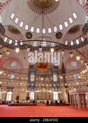 Uomini che pregano insieme all'interno della moschea di Solimano a Stanbul, in Turchia Foto Stock