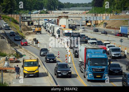 Amburgo, Germania. 20th giugno, 2023. Auto e camion viaggiano in direzione sud sulla A7 tra gli incroci Bahrenfeld e Othmarschen attraverso un cantiere di costruzione di fronte al tunnel dell'Elba. Credit: Gregor Fischer/dpa/Alamy Live News Foto Stock