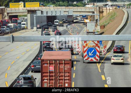 Amburgo, Germania. 20th giugno, 2023. Auto e camion viaggiano verso nord sulla A7 tra gli incroci di Othmarschen e Bahrenfeld. La corsia di destra nel cantiere è stata spazzata via a causa di forti precipitazioni nel fine settimana, causando un affondamento. La sezione interessata della superstrada A7 deve essere completamente chiusa tra mercoledì sera e giovedì e quindi riparata. Credit: Gregor Fischer/dpa/Alamy Live News Foto Stock