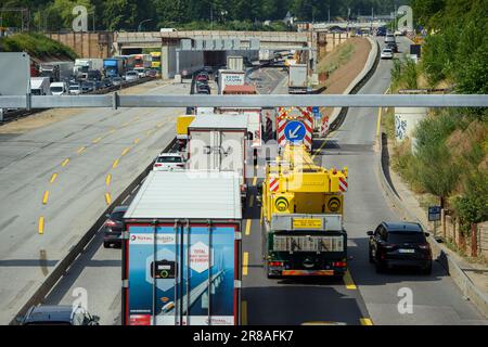 Amburgo, Germania. 20th giugno, 2023. Auto e camion viaggiano verso nord sulla A7 tra gli incroci di Othmarschen e Bahrenfeld. La corsia di destra nel cantiere è stata spazzata via a causa di forti precipitazioni nel fine settimana, causando un affondamento. La sezione interessata della superstrada A7 deve essere completamente chiusa tra mercoledì sera e giovedì e quindi riparata. Credit: Gregor Fischer/dpa/Alamy Live News Foto Stock