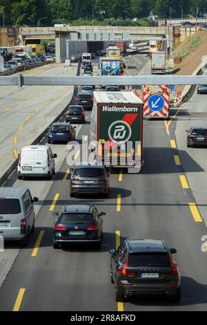 Amburgo, Germania. 20th giugno, 2023. Auto e camion viaggiano verso nord sulla A7 tra gli incroci di Othmarschen e Bahrenfeld. La corsia di destra nel cantiere è stata spazzata via a causa di forti precipitazioni nel fine settimana, causando un affondamento. La sezione interessata della superstrada A7 deve essere completamente chiusa tra mercoledì sera e giovedì e quindi riparata. Credit: Gregor Fischer/dpa/Alamy Live News Foto Stock