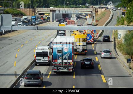 Amburgo, Germania. 20th giugno, 2023. Auto e camion viaggiano verso nord sulla A7 tra gli incroci di Othmarschen e Bahrenfeld. La corsia di destra nel cantiere è stata spazzata via a causa di forti precipitazioni nel fine settimana, causando un affondamento. La sezione interessata della superstrada A7 deve essere completamente chiusa tra mercoledì sera e giovedì e quindi riparata. Credit: Gregor Fischer/dpa/Alamy Live News Foto Stock