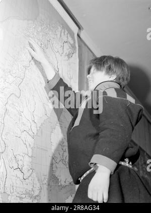 Corrente 3-1950: Bambini naturali in giacche. I bambini della scuola a Karasjok in una scuola superiore. Fino ad ora, il sistema scolastico non ha tenuto alcun conto dell'unicità dei Sami. Grazie alla loro immedesimazione e disponibilità ad imparare, molti bambini Sami sono comunque riusciti a penetrare molto lontano nel nostro mondo straniero della conoscenza. Tra le altre cose, i bambini Sami sono molto bravi ad orientarsi sulla mappa. Foto: Sverre A. Børretzen / Aktuell / NTB *** FOTO NON ELABORATA*** Foto Stock