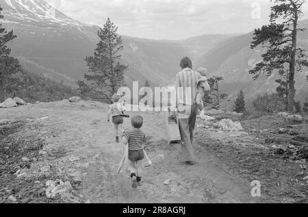 Corrente 28 - 3 - 1974: Vacanza in cabina in una nuova viaEven in Norvegia, non abbiamo spazio per un numero illimitato di cabine e case di vacanza nella nostra natura spaziosa se ci devono essere zone ancora intatte. Dobbiamo riunire più persone per ogni cabina e raccoglierle in villaggi con un buon smaltimento dei rifiuti e delle acque reflue, come è stato fatto a Gausta Fjellgrend. A Gausta Fjellgrende, 48 proprietari cooperativi possiedono otto cabine confortevoli e attraenti. Foto: Sverre A. Børretzen / Aktuell / NTB ***FOTO NON ELABORATA*** Foto Stock