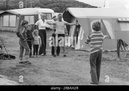 Corrente 28 - 4 - 1974: Cacciato dalla spiaggia Coppia sposata Ada Haug e Odd Grythe viaggio dal campeggio al campeggio e fare materiale televisivo. Ci sono trasmissioni live. Ma richiedono anche un ampio lavoro preparatorio. Foto: Ivar Aaserud / Aktuell / NTB ***FOTO NON ELABORATA*** Foto Stock