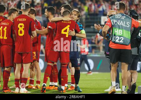 Rotterdam, Paesi Bassi. 18th giugno, 2023. (L-R) Nacho (ESP), Luka Modric (CRO) Football/Soccer : Nacho e Modric hug prima della cerimonia di premiazione dopo la finale della UEFA Nations League tra Croazia 0 (PK 4-5) 0 Spagna allo Stadion Feijenoord 'De Kuip' di Rotterdam, Paesi Bassi . Credit: Mutsu Kawamori/AFLO/Alamy Live News Foto Stock