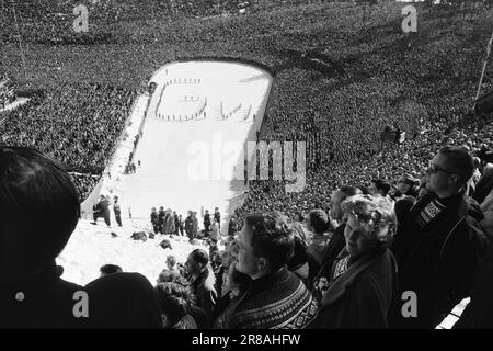 Attuale 15-3-1960: Abbiamo vinto e abbiamo vinto... I jumper hanno raccolto i record del pubblico e gli sciatori di fondo hanno fatto la storia dello sci. Foto: Sverre A. Børretzen / Aage Storløkken / Aktuell / NTB ***FOTO NON ELABORATA*** Foto Stock