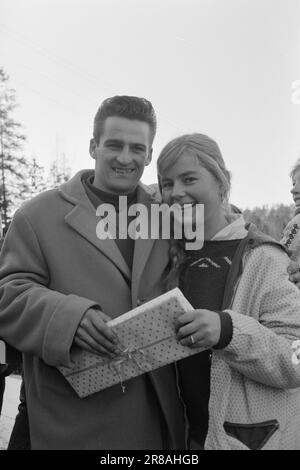 Attuale 15-3-1960: Abbiamo vinto e abbiamo vinto... I jumper hanno raccolto i record del pubblico e gli sciatori di fondo hanno fatto la storia dello sci. Foto: Sverre A. Børretzen / Aage Storløkken / Aktuell / NTB ***FOTO NON ELABORATA*** Foto Stock