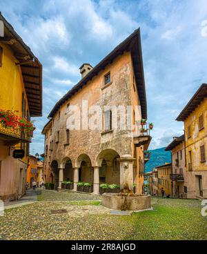 Vecchia casa in centro storico di Cannobio, Piemonte, Italia - Lago Maggiore, Verbania, Piemonte, Italia Foto Stock