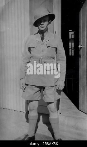 Un serviceman in uniforme a R.A.F. Heany a Bulawayo (Rhodesia, ora conosciuta come Zimbabwe), agosto 1942. Da una raccolta di fotografie personali, molte delle quali non sono state annotate in alcun dettaglio. La famiglia senza nome era di Witley, un piccolo villaggio di Waverley e vicino a Godalming nel Surrey, Inghilterra. Foto Stock