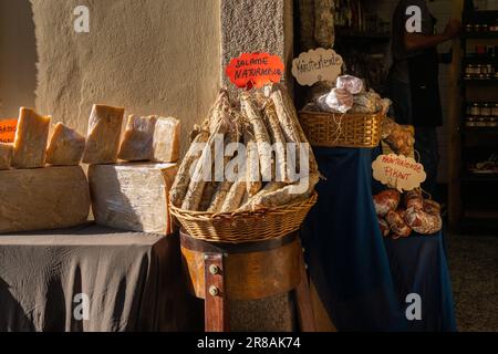 Giornata di mercato a Cannobio specialità locali in offerta - Verbania, Piemonte, Italia, Europa Foto Stock