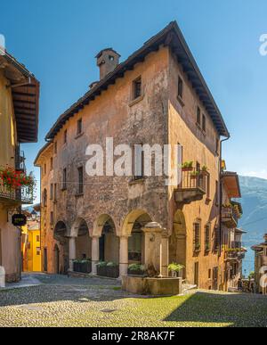 Vecchia casa in centro storico di Cannobio, Piemonte, Italia - Lago Maggiore, Verbania, Piemonte, Italia Foto Stock