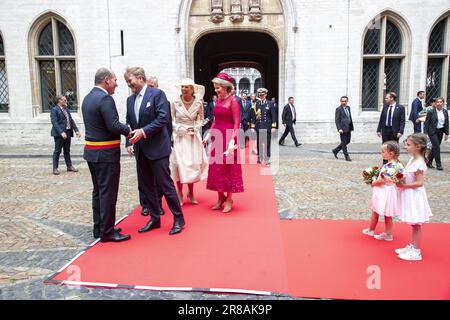 Bruxelles, Belgio. 20th giugno, 2023. Philippe Close, il re olandese Willem-Alexander, il re Philippe-Filip del Belgio, la regina olandese Maxima e la regina Mathilde del Belgio, raffigurati durante una visita regale al municipio di Bruxelles, il primo giorno della visita ufficiale di stato della coppia reale olandese in Belgio, a Bruxelles, Martedì 20 giugno 2023. FOTO DI BELGA NICOLAS MAETERLINCK Credit: Belga News Agency/Alamy Live News Foto Stock