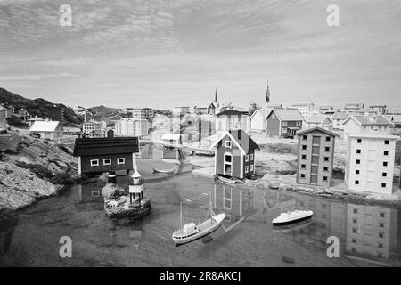 Corrente 29-1-1960: Lilleputtbyen. Il pescatore Johan Hopsø su Dolmøy si è costruito una fiorente cittadina in formato tascabile.Photo: Sverre A. Børretzen / current / NTB ***Photo not image processed*** Foto Stock