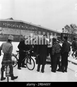 Attuale 53-11-1960: Chi vuole una macchina libera? La fortunata finger car continua il suo viaggio nel Telemark rivestito d'inverno. Se avete la destra thumbprint potete vincere un automobile. Foto: Sverre A. Børretzen / Arnfinn B. Storkaas / Aktuell / NTB ***FOTO NON ELABORATA*** Foto Stock