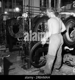 Attuale 22-3-1947: Sciopero della produzione ad AskimaA un paio di mesi fa, i lavoratori di Askim Gummivaefabrikk hanno deciso all'unanimità di seguire l'appello del governo per aumentare la produzione. L'obiettivo è stato fissato al dieci per cento, un aumento significativo per una fabbrica moderna, e le persone scettiche hanno suggerito che i lavoratori e l'azienda, che dovevano organizzare gli aspetti tecnici, avrebbero potuto prendere qualcosa di troppo duro. Ma nel complesso, la produzione in diversi reparti è aumentata di oltre il dieci per cento! Foto: TH. Skotaam / Aktuell / NTB ***FOTO NON ELABORATA*** Foto Stock