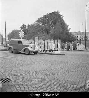 Attuale 13-1950: Quando il crollo comeLa cosa più caratteristica del traffico nel centro di Oslo è che non c'è spazio per questo. È stato male per molti anni, e peggiorerà. Foto: Arne Kjus / Aktuell / NTB Foto Stock