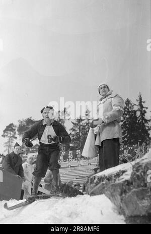 Corrente 5-5-1947: Holmenkollhagen 1947Holmenkollen e' stata una giornata ideale per la Holmenkollrenn 50th, con un nuovo record di terra di 71 metri, fissato dal norvegese Hans Kaarstein, BUL, Oslo. Swede Sven Israelsson ha vinto la Coppa del Re. E' la prima volta nella storia di Holmenkollen che uno straniero l'ha fatta. Foto: Aktuell / NTB ***FOTO NON ELABORATA*** Foto Stock
