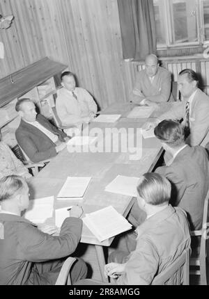 Attuale 22-3-1947: Sciopero della produzione ad AskimaA un paio di mesi fa, i lavoratori di Askim Gummivaefabrikk hanno deciso all'unanimità di seguire l'appello del governo per aumentare la produzione. L'obiettivo è stato fissato al dieci per cento, un aumento significativo per una fabbrica moderna, e le persone scettiche hanno suggerito che i lavoratori e l'azienda, che dovevano organizzare gli aspetti tecnici, avrebbero potuto prendere qualcosa di troppo duro. Ma nel complesso, la produzione in diversi reparti è aumentata di oltre il dieci per cento! Il comitato di produzione si è riunito per un incontro in fabbrica e ha molto da discutere. Il Foto Stock