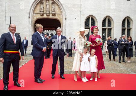 Bruxelles, Belgio. 20th giugno, 2023. Philippe Close, il re olandese Willem-Alexander, il re Philippe-Filip del Belgio, la regina olandese Maxima e la regina Mathilde del Belgio, raffigurati durante una visita regale al municipio di Bruxelles, il primo giorno della visita ufficiale di stato della coppia reale olandese in Belgio, a Bruxelles, Martedì 20 giugno 2023. FOTO DI BELGA NICOLAS MAETERLINCK Credit: Belga News Agency/Alamy Live News Foto Stock