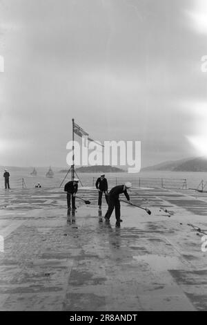 Attuale 12-3-1947: Italiano Fåtebösek unità della British Home Fleet Visita le città costiere norvegesi all'inizio di giugno. A bordo di 'Vengeance' era il Comandante-in-Capo della Marina britannica, primo Signore del mare, Ammiraglio Cunningham. Questa prima visita ufficiale della flotta britannica dopo la guerra è avvenuta su iniziativa norvegese, come un saluto e grazie alla marina britannica. Foto: Aktuell / NTB ***FOTO NON ELABORATA*** Foto Stock