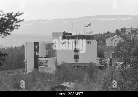 Corrente 28 - 1 - 1974: Libertà di organizzazione solo onelibertà di organizzazione solo un mito solo due di tutti gli alberghi di Hallingdal hanno un contratto collettivo con l'Hotell- og Restaurantarbeiderforbundet. Se i dipendenti mostrano interesse nell'organizzazione, sono soggetti a molestie e minacce di licenziamento da parte dei proprietari dell'hotel, che traggono grande profitto dall'oppressione dei loro lavoratori. Foto: Ivar Aaserut / Aktuell / NTB ***FOTO NON ELABORATA*** Foto Stock